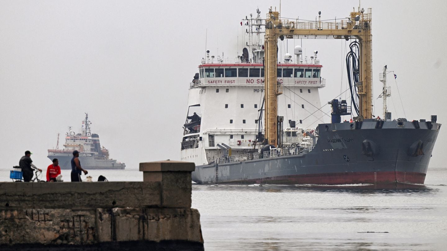 The fleet oil tanker Pashin (right) and the rescue and tugboat Nicolay Chiker, part of the Russian naval detachment visiting Cuba, arrived at Havana's harbor on Wednesday.