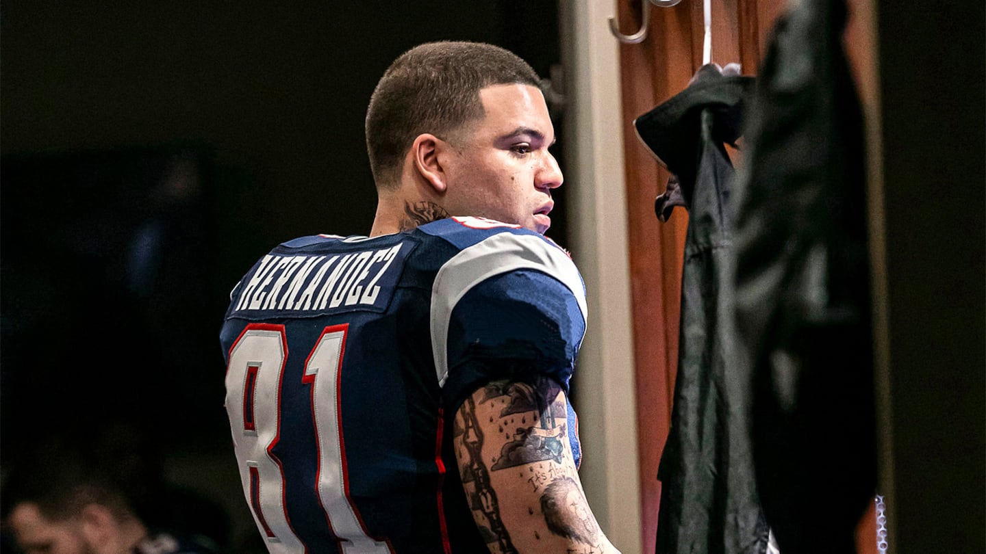 "American Sports Story: Aaron Hernandez," a new limited series on FX, chronicles the rise and unthinkable fall of the former Patriots player.