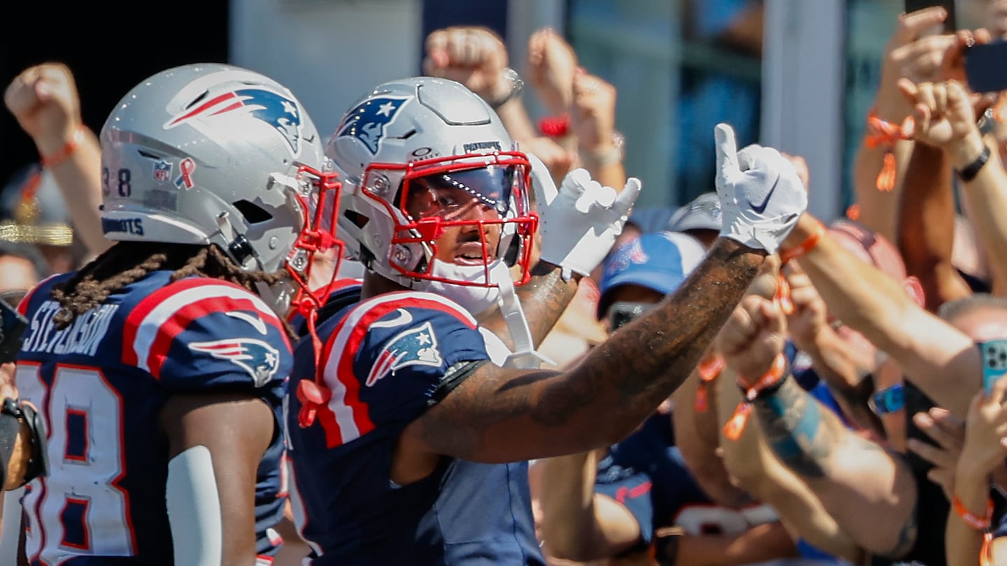 Rookie Ja’Lynn Polk (right) had his first TD reception, the lone highlight for the team's wide receivers.