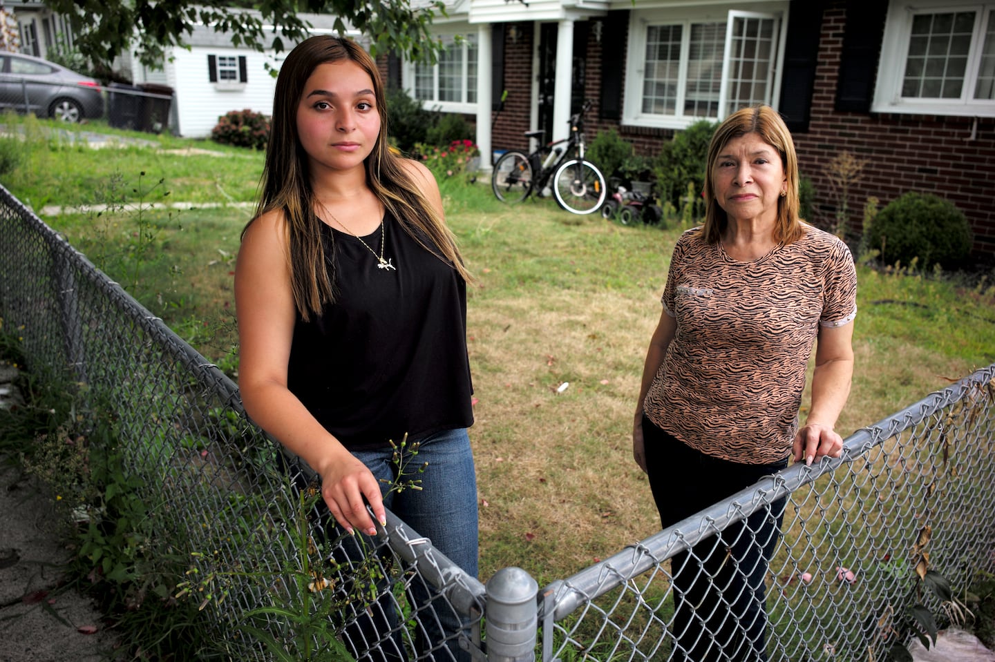 Xiomara Pérez (a la izquierda) con su abuela Elicenia Puerta en Everett.