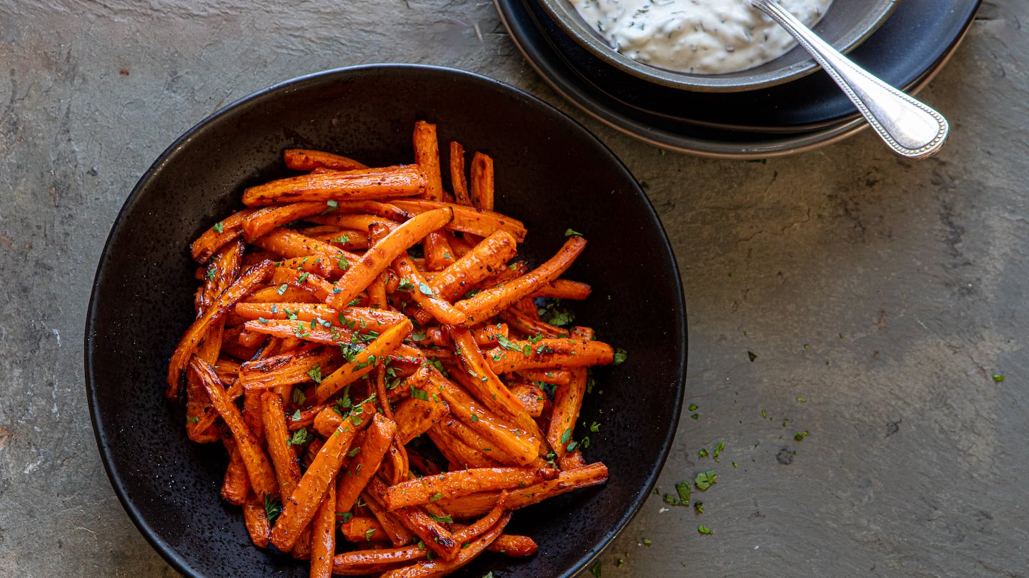 Oven-Baked Carrot Fries with Yogurt Sauce