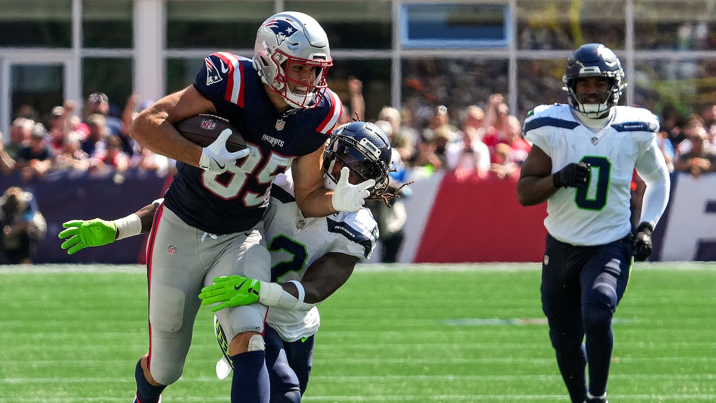 Hunter Henry runs for long first down during the second quarter of New England's Week 2 loss to the Seahawks.