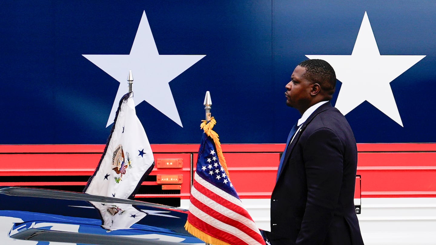 A US Secret Service agent stands watch outside a campaign bus for Vice President Kamala Harris and Minnesota Governor Tim Walz, Aug. 18, in Rochester, Pa.