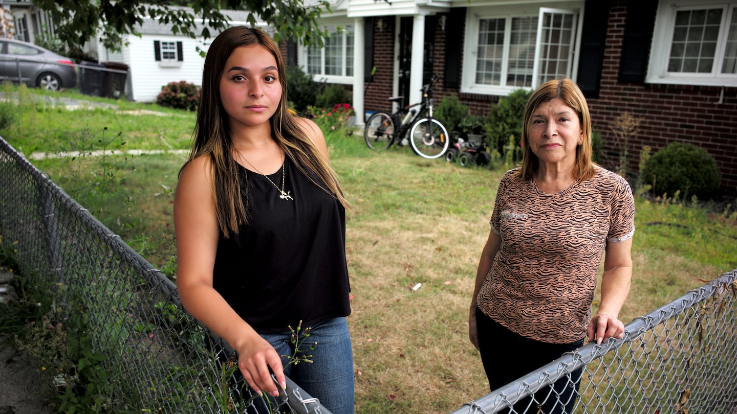 Xiomara Perez (left) and her grandmother Elicenia Puerta in Everett.