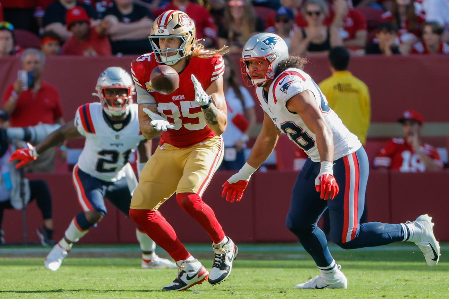 Patriots linebacker Jahlani Tavai (right) moved in after 49ers tight end George Kittle made a catch in the fourth quarter.