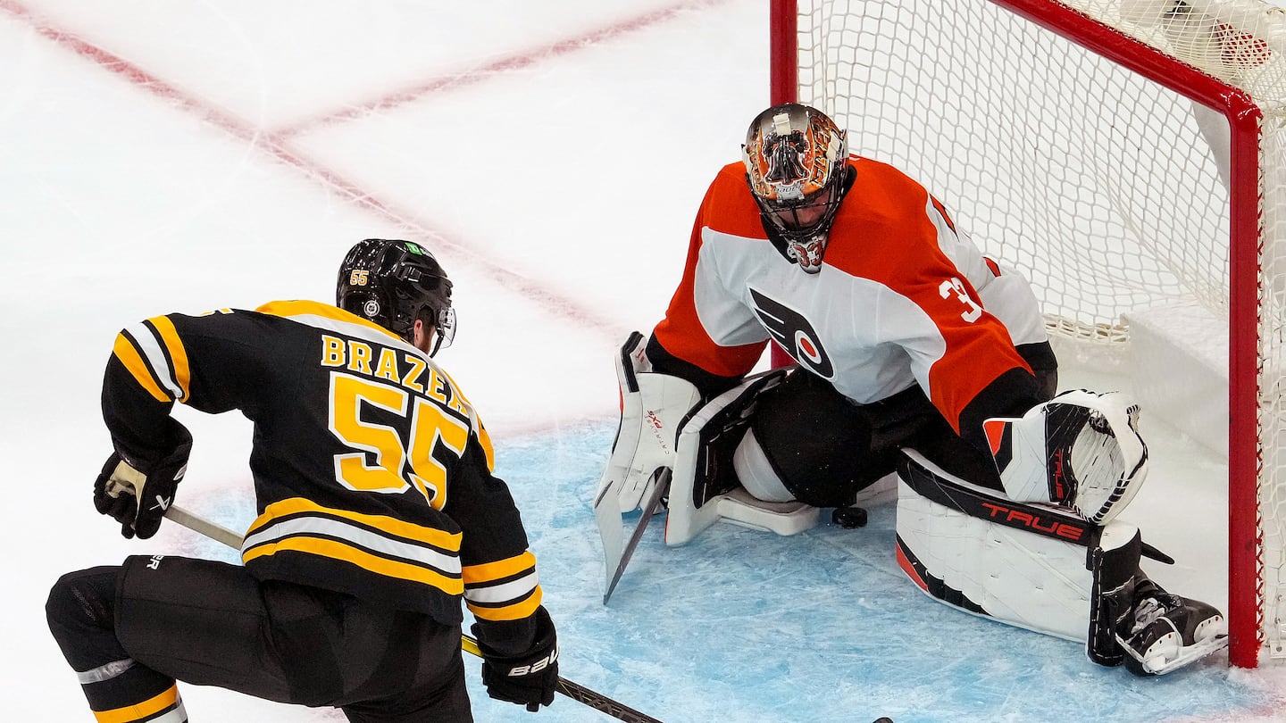 Justin Brazeau beat Flyers goaltender Samuel Ersson to give the Bruins a 1-0 lead in the first period.