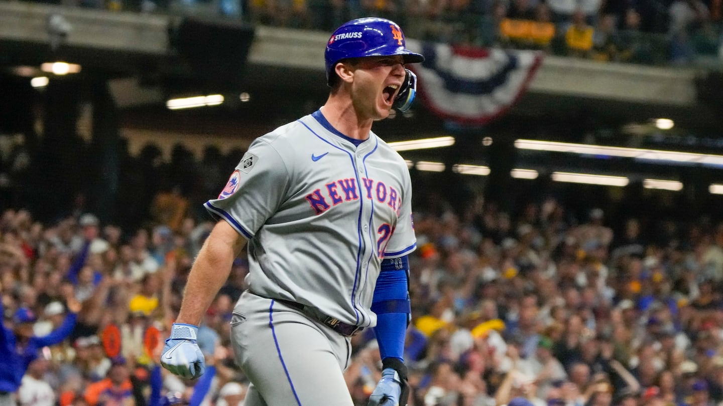 Pete Alonso reacts to putting the Mets ahead in the ninth inning.