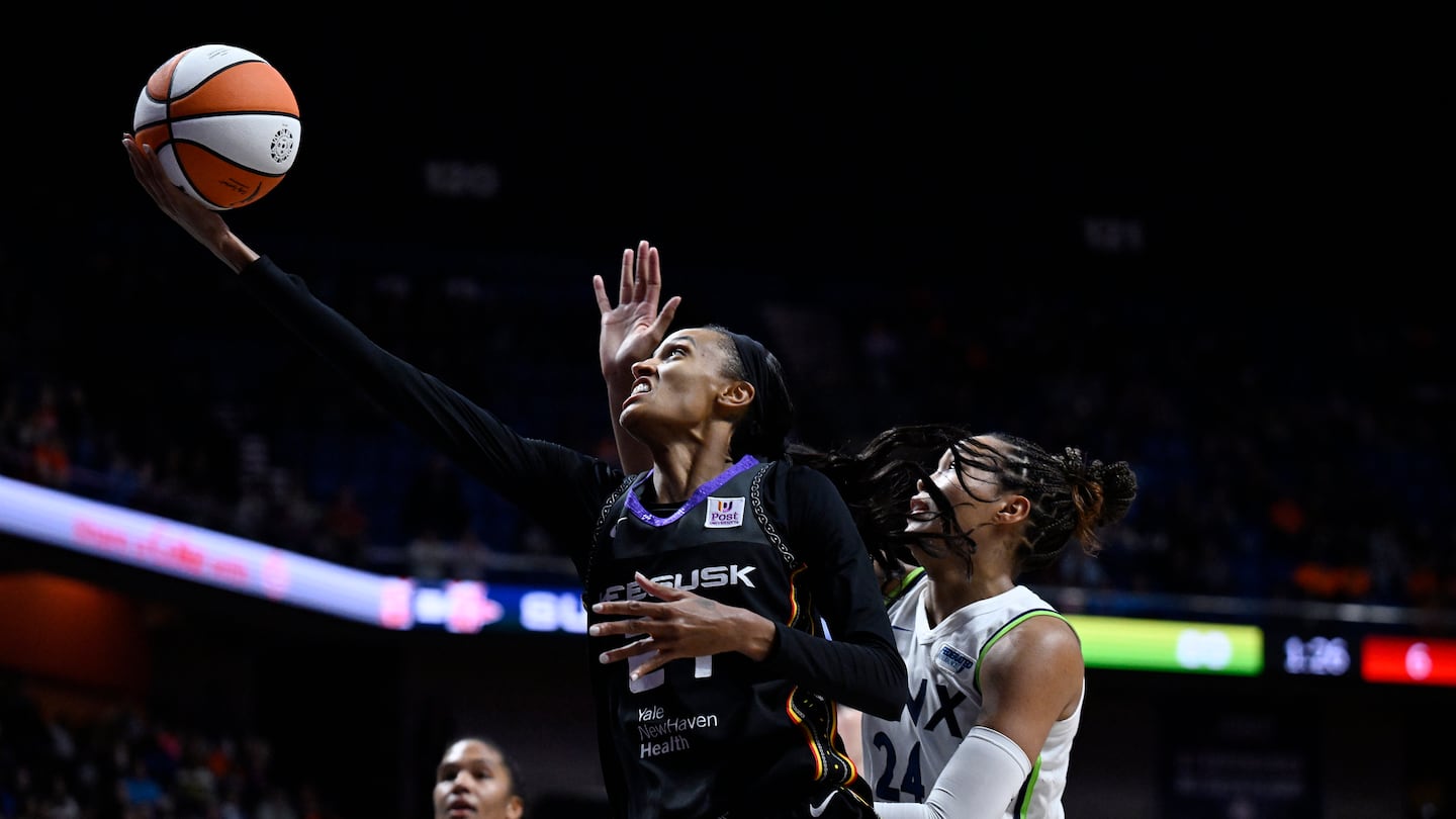 Sun forward DeWanna Bonner drove to the hoop against Lynx forward Napheesa Collier in the second half.