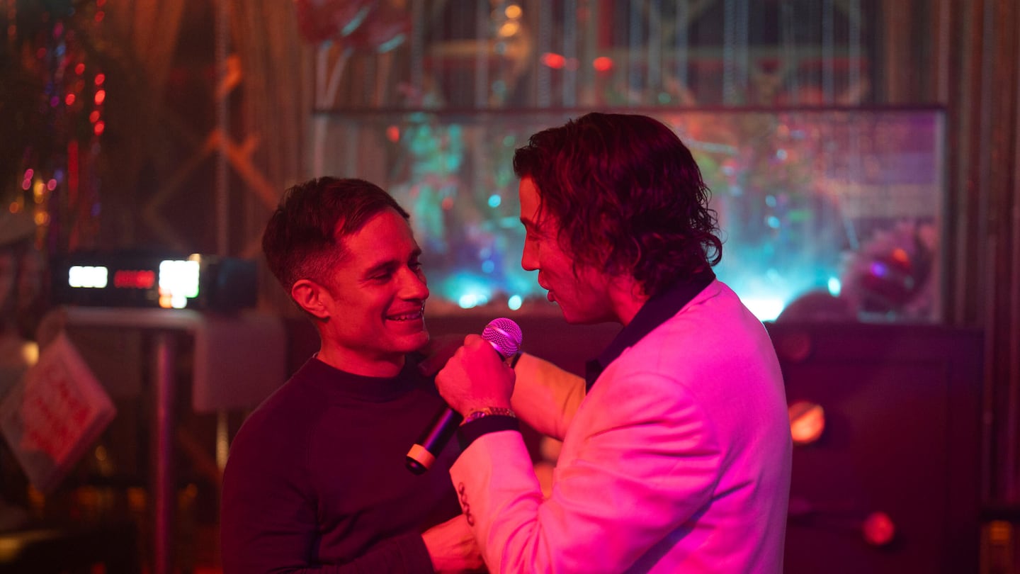 When aging boxer Esteban “La Máquina” Osuna (Gael García Bernal) loses a pivotal match, his manager (Diego Luna) tries to revitalize his career by setting up a rematch. 