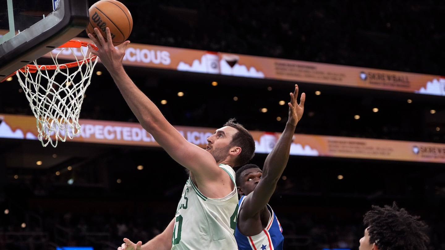 Boston Celtics center Luke Kornet (40) drives for a layup during the second quarter.