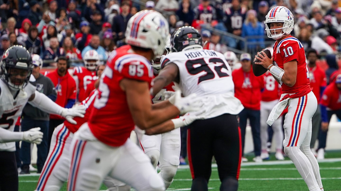 Drake Maye (right) connected with Hunter Henry (foreground) for a touchdown in the third quarter.