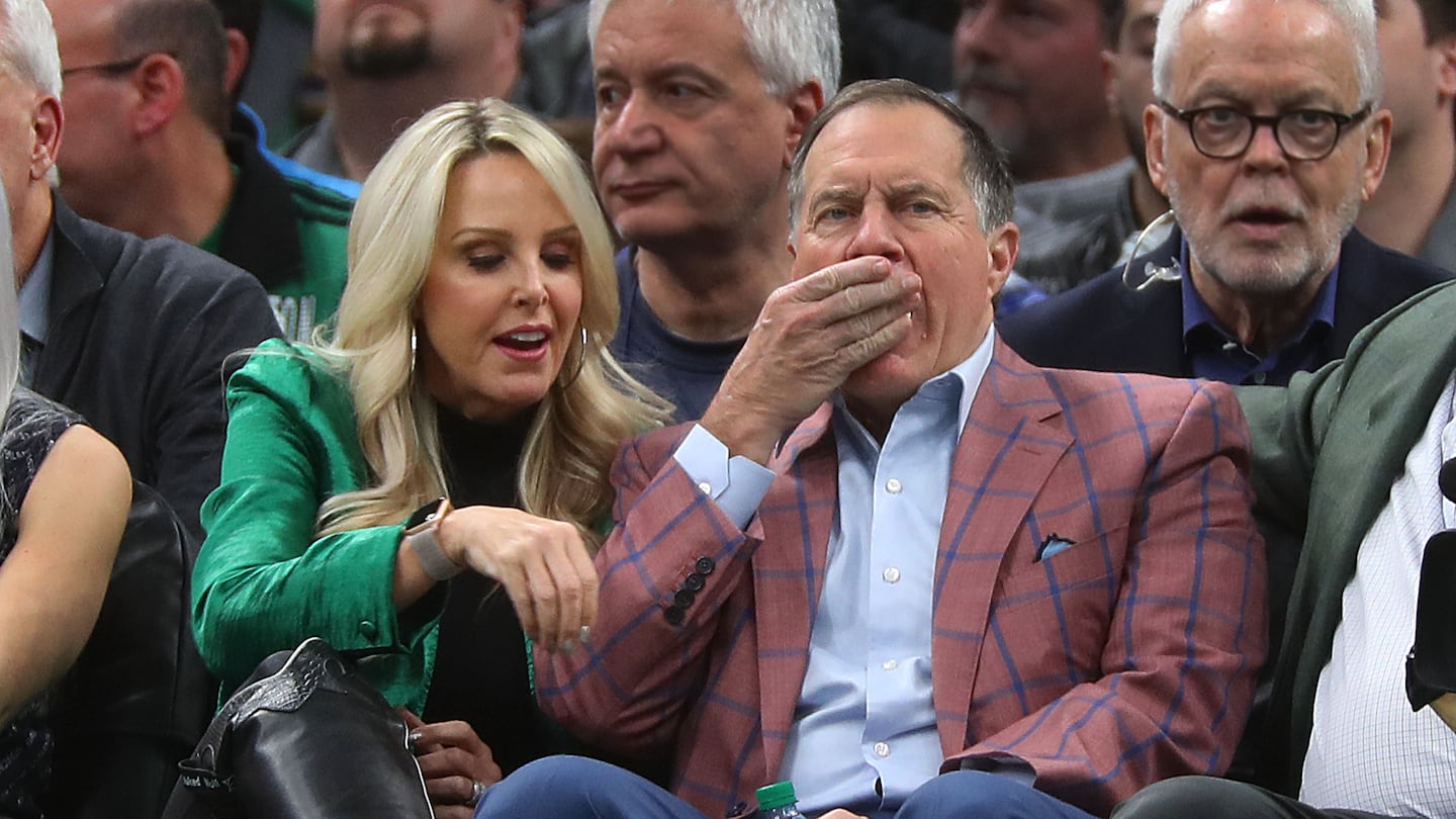 Patriots coach Bill Belichick enjoys popcorn courtside with Linda Holliday in 2019.