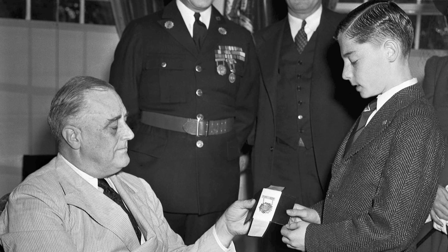 In this Oct. 15, 1940 file photo, Boy Scout Donn Fendler, of Rye, N.Y., is honored by President Franklin Roosevelt with a gold medal for valor at the White House in Washington.