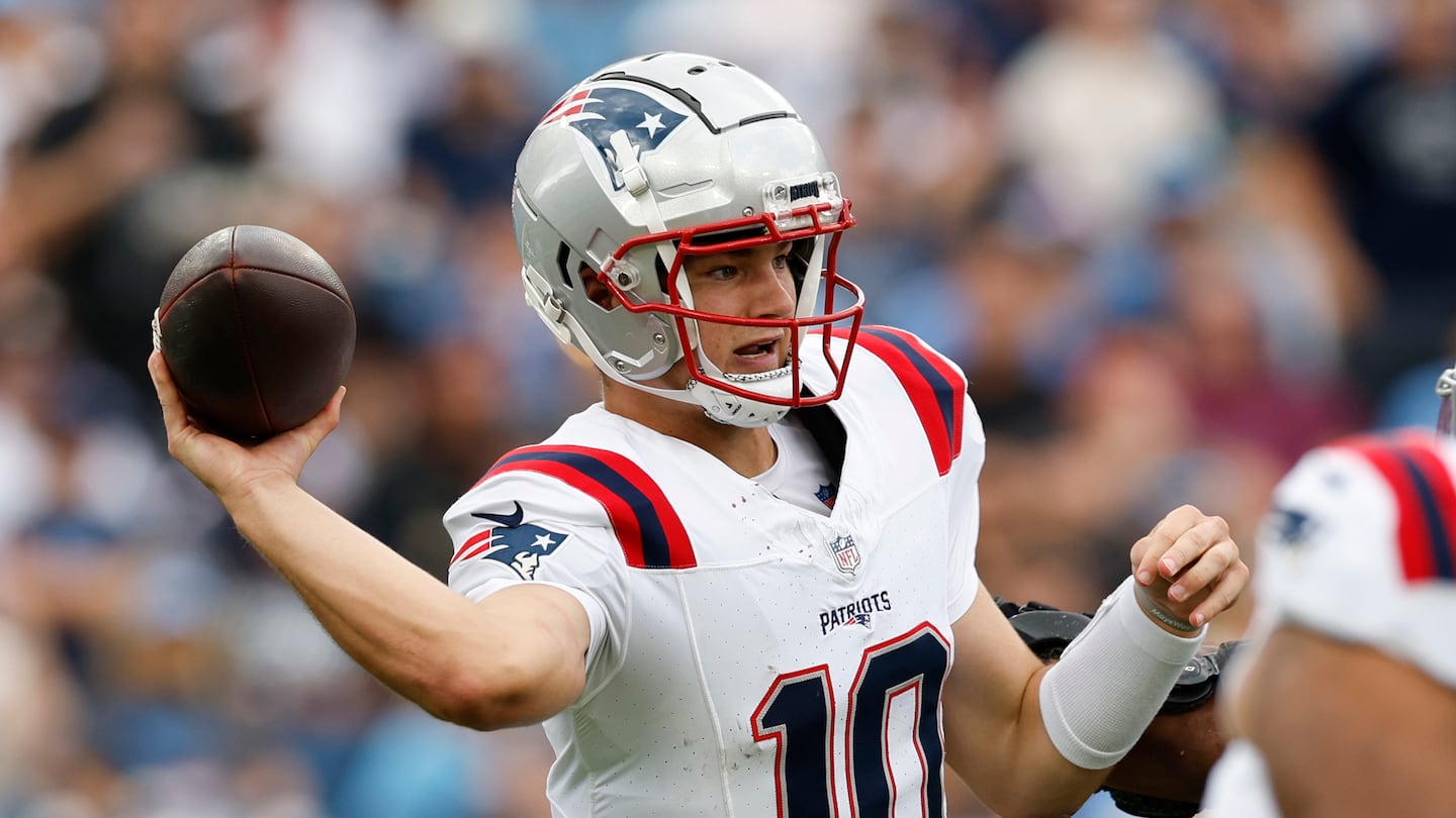 Drake Maye throws a pass during the Patriots' game against the Titans in Week 9.