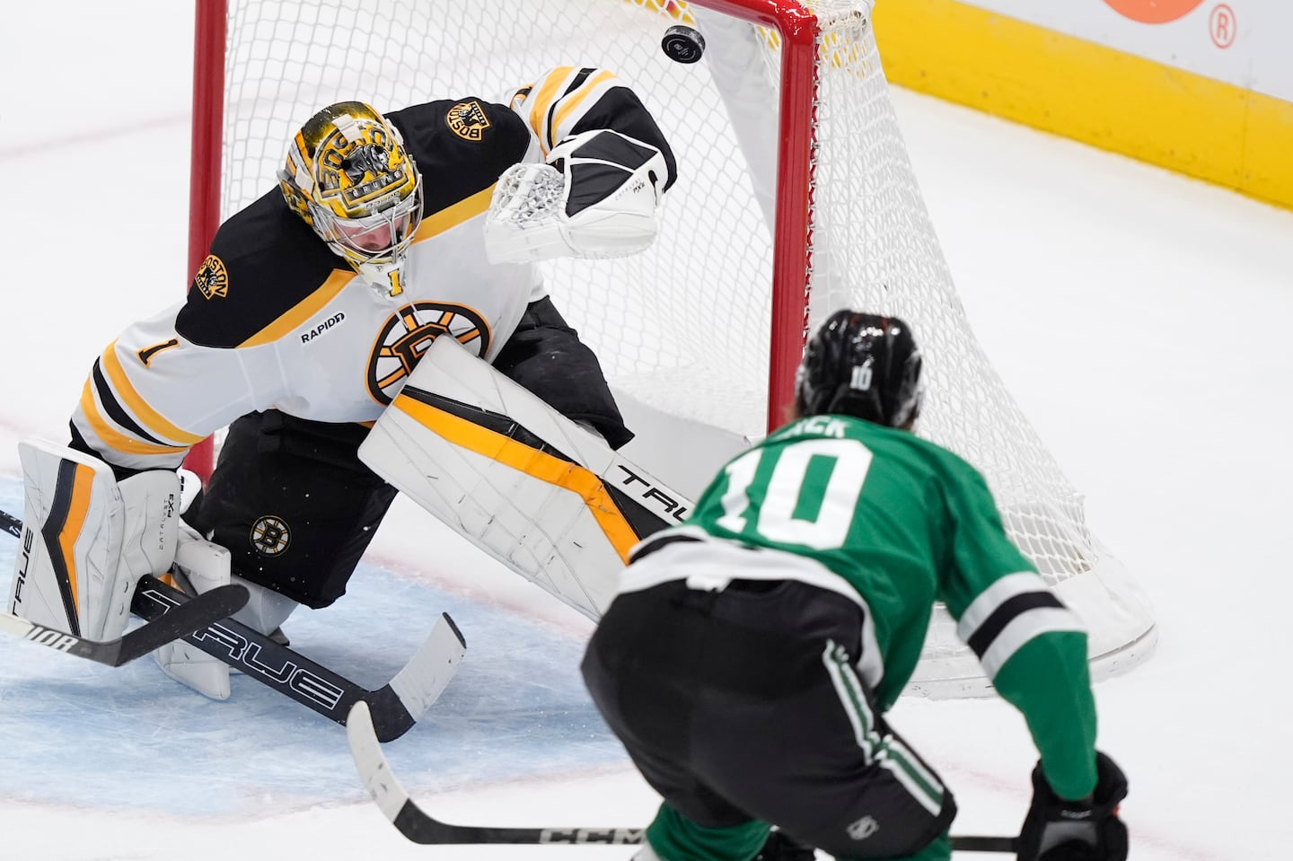 Oskar Bäck of the Stars beat Bruins goalie Jeremy Swayman in the second period.