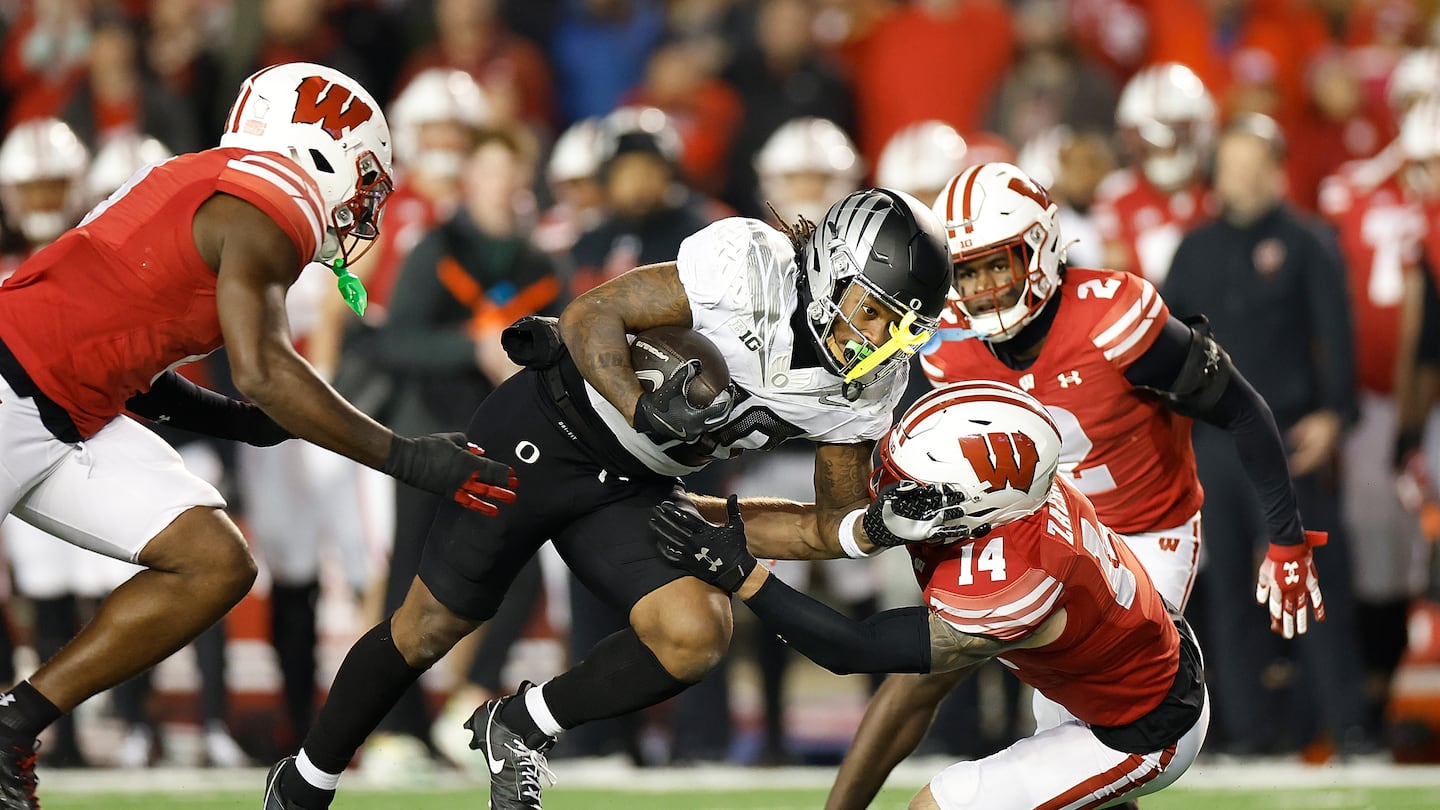 Jordan James rushed for 119 yards and scored a touchdown in the fourth quarter to help top-ranked Oregon defeat Wisconsin, 16-13.