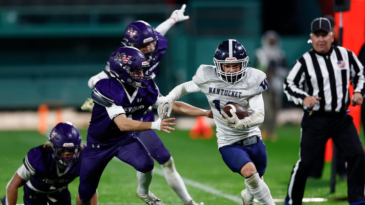 Arann Hanlon (with ball) and Nantucket defeated Martha’s Vineyard on Tuesday.