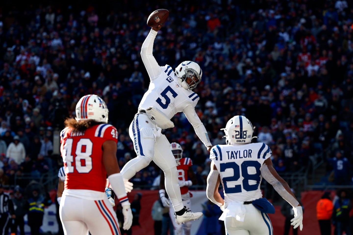 Colts quarterback Anthony Richardson (center) threw the late touchdown pass, and then scored the winning 2-point conversion.