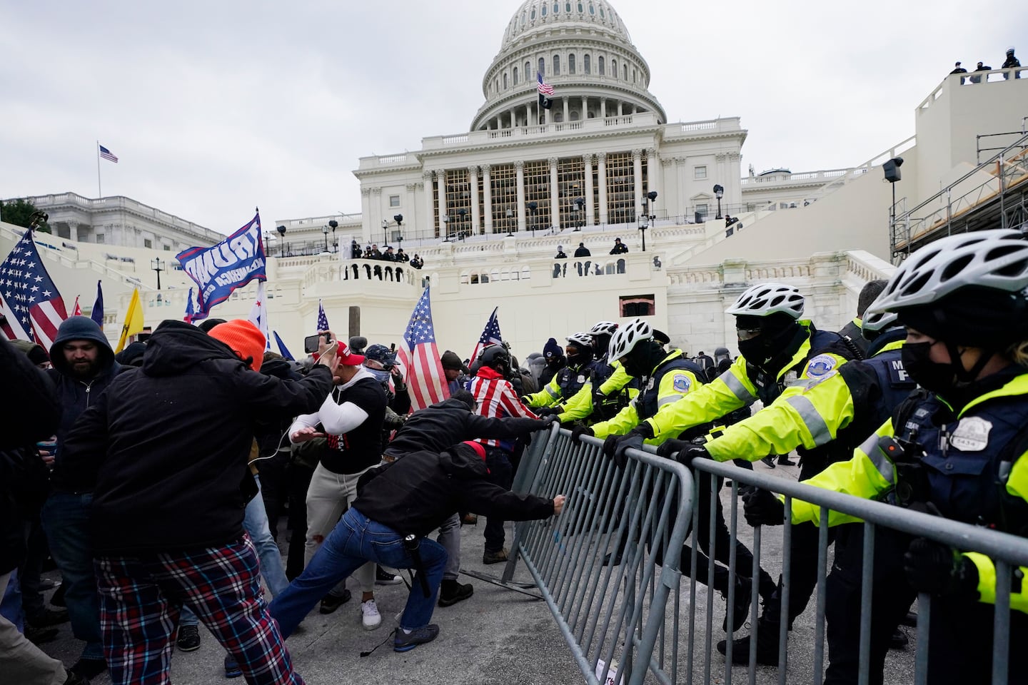 Supporters of Donald Trump tried to break through a police barrier at the US Capitol on Jan. 6, 2021.